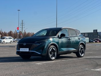 Nissan Qashqai 1.3 MHEV 158KM X-Tronic 2WD N-Connecta Czarny dach   R.<br /><small>(Samochód używany)</small>
